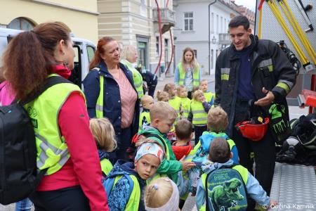 Otroci kamniških šol in vrtcev rajali na Glavnem trgu in se učili o trajnostni mobilnosti (80)